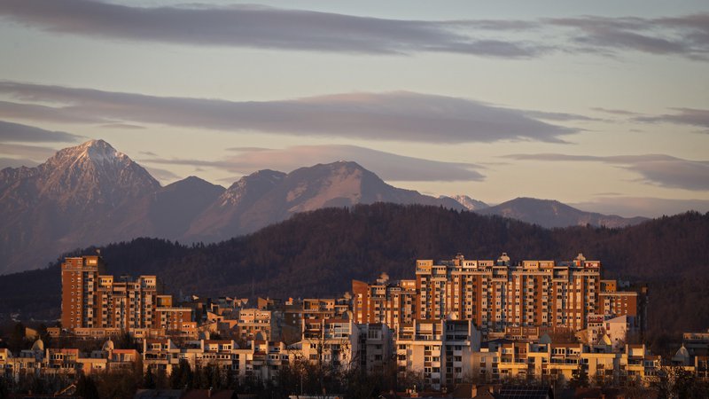Fotografija: Skupno število vseh transakcij stanovanjskih nepremičnin v letu 2018, izvedenih v Sloveniji, je bilo 9421, kar je za približno 14 odstotkov manj kot v letu prej, ko je bilo najvišje doslej. FOTO: Matej Družnik/Delo