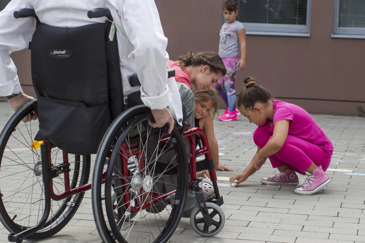Fotografija: Demografski scenariji ne kličejo le po migracijski politiki, temveč tudi po pokojninski, socialni in zdravstveni reformi. Foto Voranc Vogel