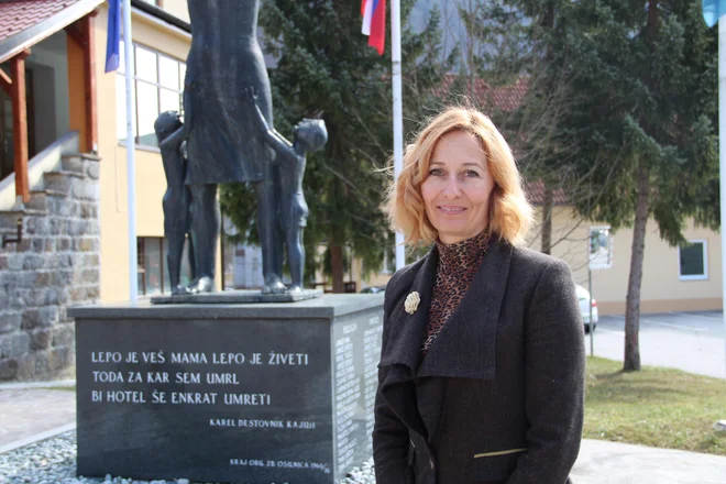 "Najslabše je, če bo stavba samevala še naprej," pravi osilniška županja Alenka Kovač. Foto Simona Fajfar