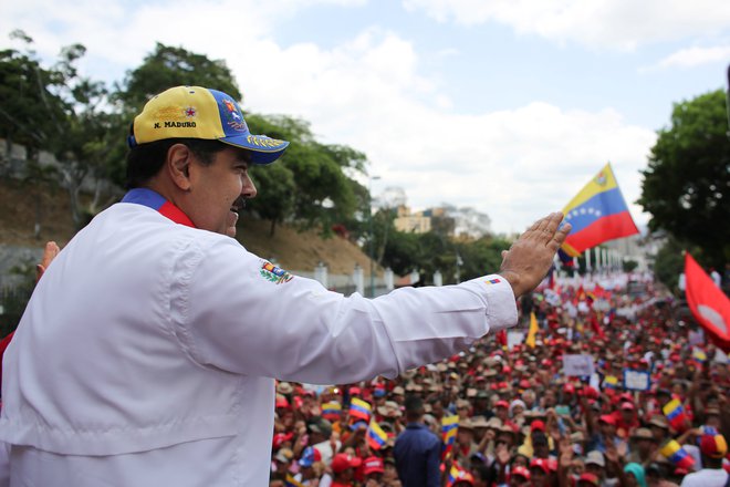 Nicolás Maduro nagovarja podpornike v glavnem mestu. FOTO: Reuters
