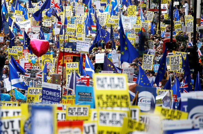 Protestniki proti Brexitu v Londonu. Foto Henry Nicholls/Reuters