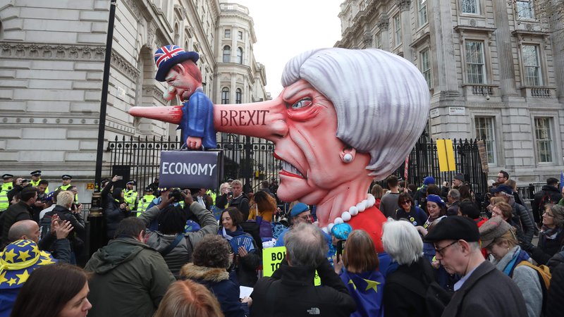 Fotografija: Na sobotnem shodu v podporo novemu referendumu o brexitu se je na londonskih ulicah zbralo več stotisoč ljudi. FOTO: Isabel INFANTES / AFP