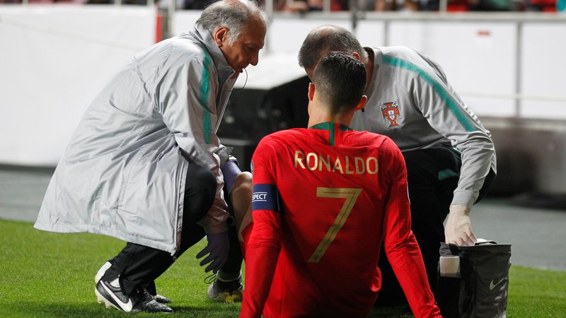 Fotografija: Cristiano Ronaldo je z igrišča odšepal že po pol ure. FOTO: Rafael Marchante/Reuters
