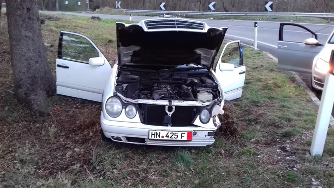 Enega potnika sta policista izsledila v gozdu.