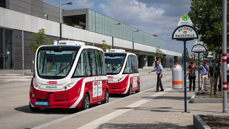 Fotografija: Samovozeča električna minibusa bosta aprila začela brezplačno voziti po 2,2 kilometra dolgi progi v novi stanovanjski soseski do postaje podzemne železnice. FOTO: Wiener Linen