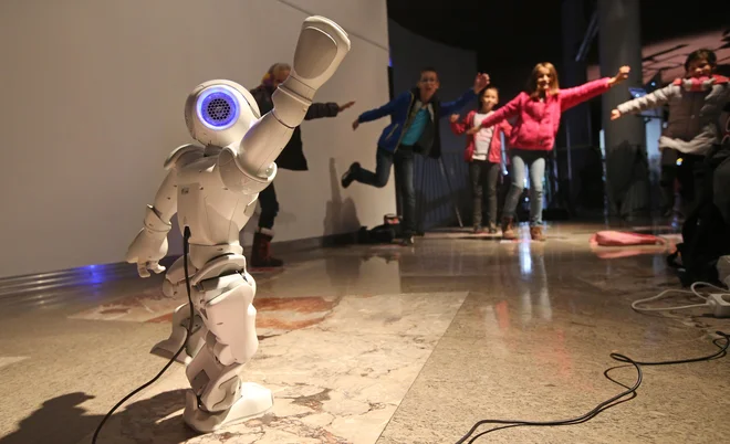 Roboti so najbolj koristni takrat, ko pri svojem delu sodelujejo s človekom, ko se &raquo;podrejo ograje&laquo; in pride do simbioze, pravi dr. Jadran Lenarčič. Foto Igor Zaplatil