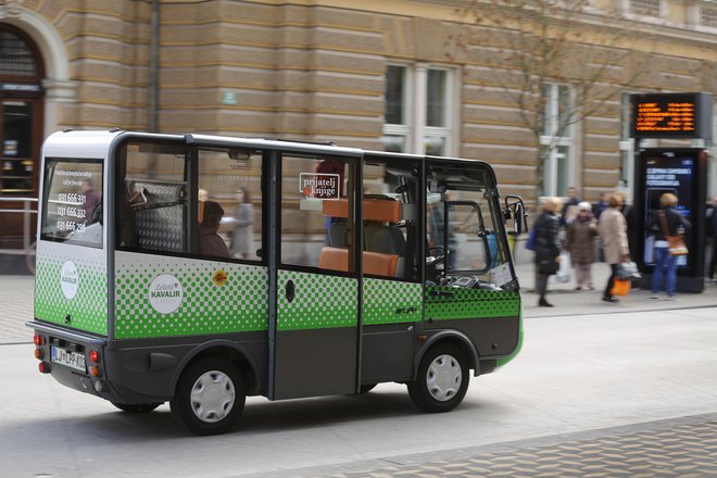 V območju za pešce v mestnem središču Ljubljane je na brezplačno uporabo šest električnih vozil Kavalir. FOTO: Leon Vidic/Delo