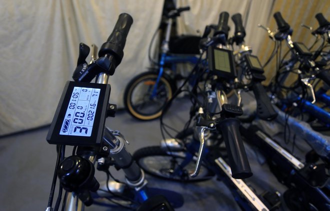 Idrija bo kupila 34 električnih koles in postavila pet postaj zanje. FOTO: Tadej Regent/Delo