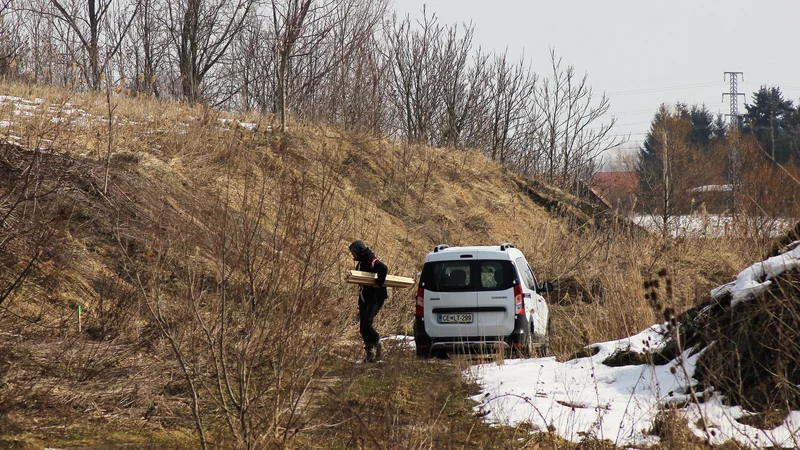 Fotografija: Marca lani so na črnem odlagališču začeli z analizami, čeprav so že imeli analize civilnih iniciativ. Z novimi analizami dokazujejo, da zemlja ni onesnažena in da je nasutje nenevaren odpadek. FOTO: Brane Piano/Delo