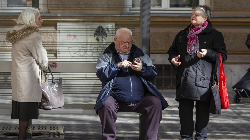 Fotografija: »To pomeni, da prihranimo pri pokojninski blagajni in zapravimo v zdravstveni,« pravi predsednica sindikata ZSSS, Lidija Jerkič. Foto Jože Suhadolnik