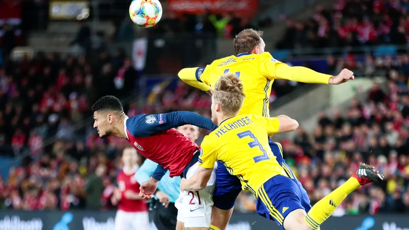 Fotografija: Na štadionu Ullevaal v Oslo so se norveški in švedski vikingi »metali na glavo«. Uprizorili so spektakularno tekmo, ki se je v 97. minuti razpletla brez zmagovalca. FOTO: Reuters