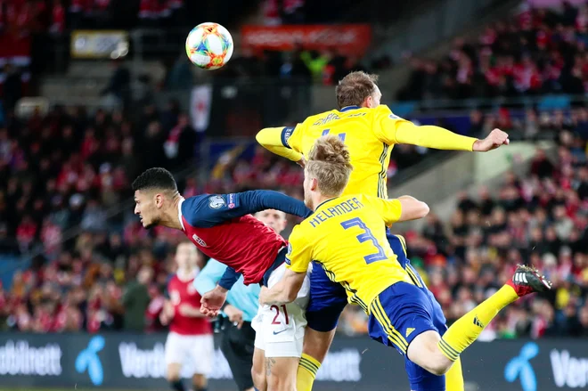 Na štadionu Ullevaal v Oslo so se norveški in švedski vikingi &raquo;metali na glavo&laquo;. Uprizorili so spektakularno tekmo, ki se je v 97. minuti razpletla brez zmagovalca. FOTO: Reuters