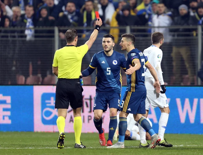 Na Bilinom Polju v Zenici je bila BiH do izključitve Miralema Pjanića v zanesljivem vodstvu z 2:0, v zadnjih minutah pa se je reševala na vse kriplje. FOTO: Reuters