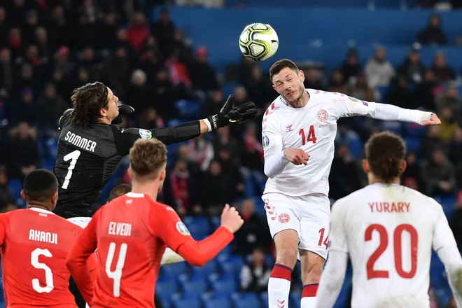 Danski branilec Henrik Dalsgaard je z nebeškim skokom kaznoval nespretno posredovanje švicarskega vratarja Yanna Sommerja in zabil gol za 3:3. FOTO: AFP