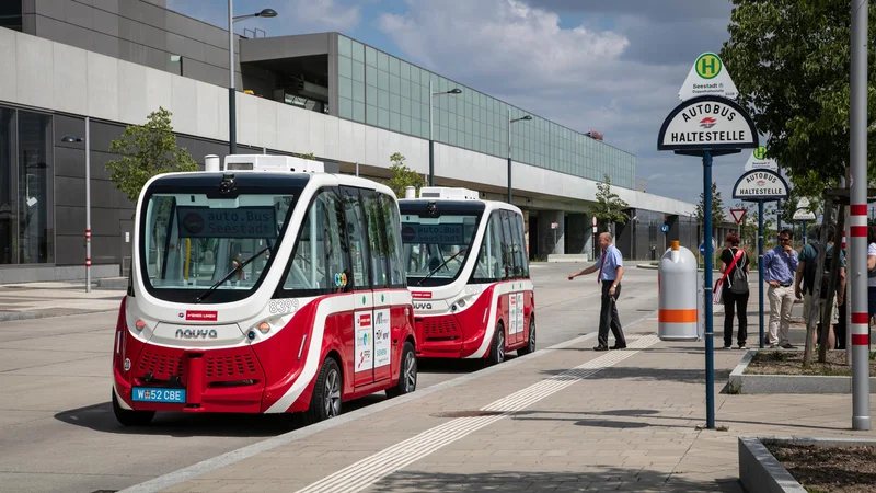 Fotografija: Samovozeča električna minibusa bosta aprila začela brezplačno voziti po 2,2 kilometra dolgi progi v novi stanovanjski soseski do postaje podzemne železnice. FOTO: Wiener Linen