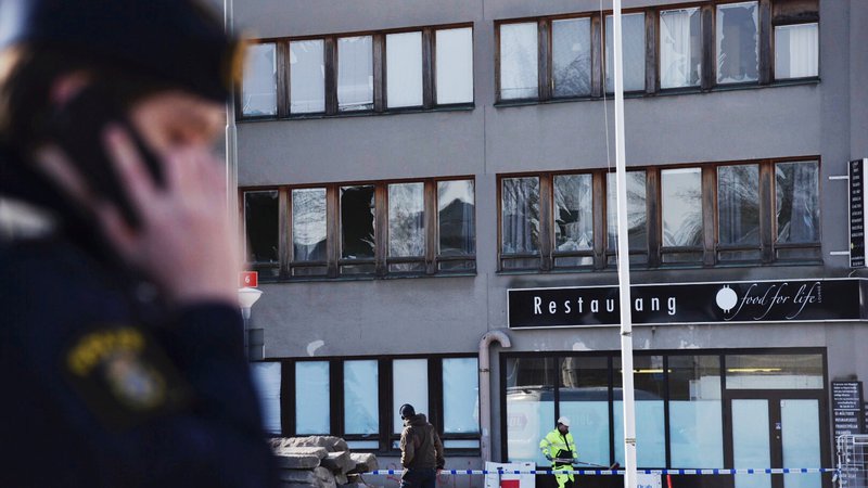 Fotografija: Razbita okna in poškodbe na zgradbi po eksploziji v Stockholmu. FOTO: Reuters