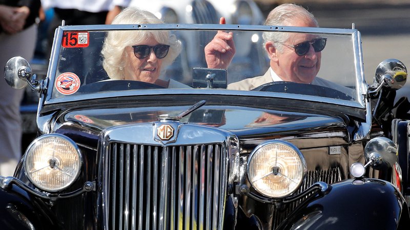 Fotografija: Britanski princ Charles in njegova soproga Camilla sta se med obiskom Havane pozabavala s starodobniki. FOTO: Reuters