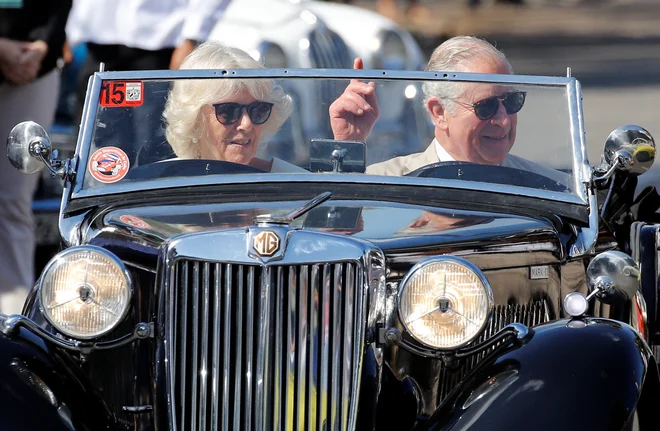 Britanski princ Charles in njegova soproga Camilla sta se med obiskom Havane pozabavala s starodobniki. FOTO: Reuters