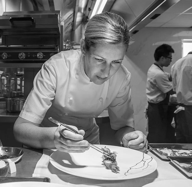 Clare Smyth med ukazovanjem svojim osemnajstim kuharjem menda ne preklinja nič slabše kot Ramsay. Foto Core by Clare Smyth