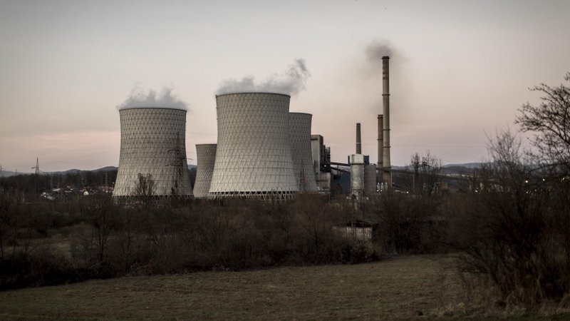 Fotografija: TE Tuzla izloča približno 20-krat več strupenih izpustov kot primerljive termoelektrarne v EU. Foto Voranc Vogel