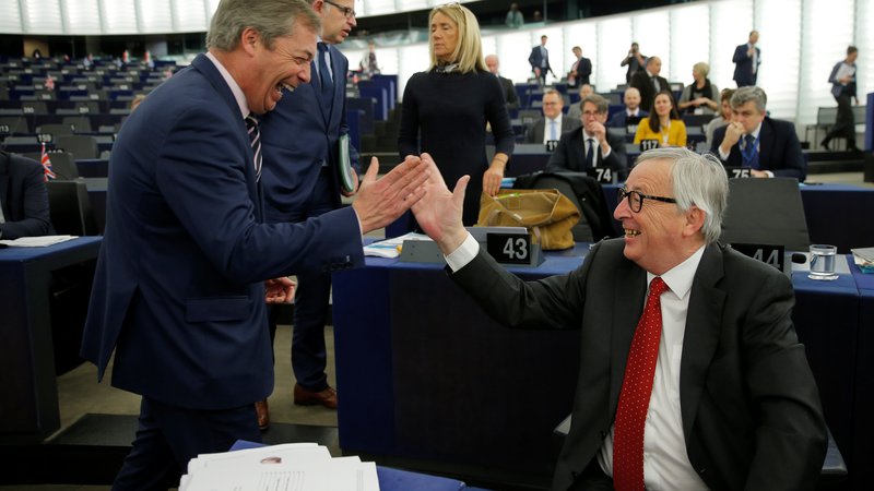 Fotografija: Če bo brexit preložen, utegne razvpiti evroskeptik Nigel Farage spet kandidirati za stolček v evropskem parlamentu. Rad se šali tudi s predsednikom evropske komisije Jean-Claudom Junckerjem. FOTO: Vincent Kessler/Reuters