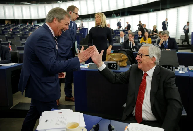 Če bo brexit preložen, utegne razvpiti evroskeptik Nigel Farage spet kandidirati za stolček v evropskem parlamentu. Rad se šali tudi s predsednikom evropske komisije Jean-Claudom Junckerjem. FOTO: Vincent Kessler/Reuters