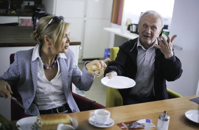 Mischa Bahringer iz nevladne organizacije Volkshilfe, ki upravlja<br />
oskrbovana stanovanja na Dunaju, med obiskom pri svojih varovancih. Foto Jože Suhadolnik