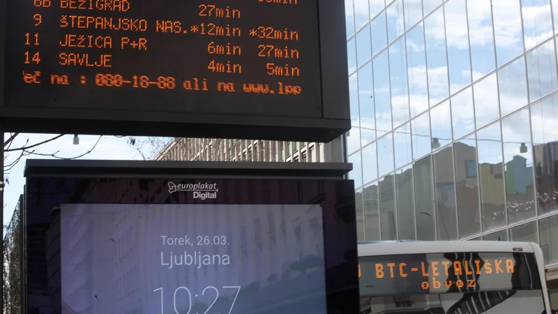 Fotografija: Zvezdica na prikazovalniku voznih redov LPP pomeni, da je prihod napovedan po voznem redu, in ne po dejanskem stanju. Foto Mavric Pivk