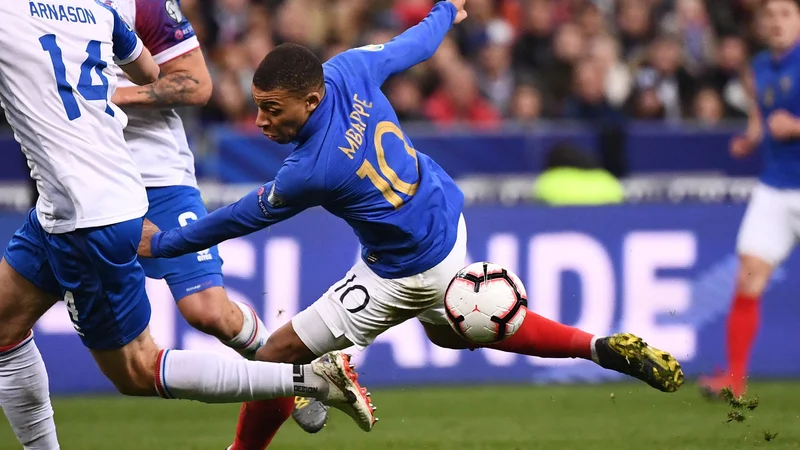 Fotografija: Francoski čudežni fant Kylian Mbappe je v dveh tekmah dosegel dva gola in dve asistenci. FOTO: AFP