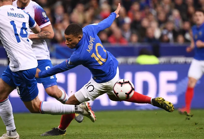Francoski čudežni fant Kylian Mbappe je v dveh tekmah dosegel dva gola in dve asistenci. FOTO: AFP