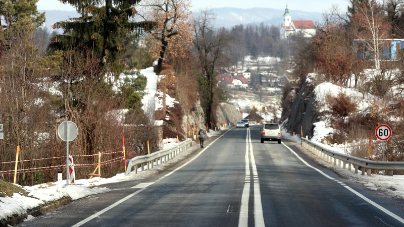 Fotografija: Po nesreči so hitrost omejili na 60 kilometrov na uro in smerni vozišči ločili z dvema neprekinjenima črtama. FOTO: Marko Feist