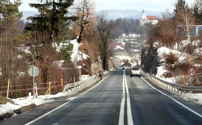 Po nesreči so hitrost omejili na 60 kilometrov na uro in smerni vozišči ločili z dvema neprekinjenima črtama. FOTO: Marko Feist