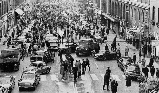 Zadnja velika sprememba se je v celinski Evropi zgodila leta 1967, ko so po desni začeli voziti tudi na Švedskem. Ves postopek so izvedli presenet­ljivo gladko. FOTO: Wikipedia