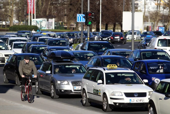 Promet in energetika bosta ključni za ogljično nevtralnost Slovenije, ki naj bi jo dosegli do leta 2050. FOTO: Roman Šipić/Delo