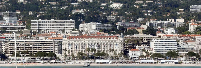 Cannes je arhitekturno lepo mesto z ljubkim starim delom na hribčku Suquet, ni preveliko in nima odurnosti nekaterih sredozemskih mest.