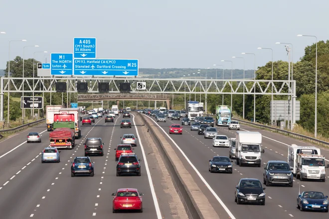 V Veliki Britaniji so prvič zapovedali vožnjo po levi leta 1756. Razlog so bile predvsem pogoste nesreče s konjskimi vpregami na Tower Bridgeu. FOTO: Shutterstock