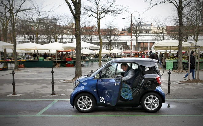 Uvedba električnih vozil mora biti podprta z drugimi ukrepi trajnostne mobilnosti, sicer lahko pride do povratnega učinka. FOTO: Blaž Samec/Delo