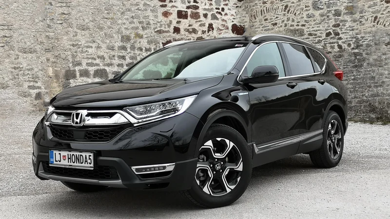 Fotografija: Hibridni CR-V prepoznate zgolj po napisih hybrid na bokih in zadku, sicer je enak kot bencinski. FOTO: Gregor Pucelj