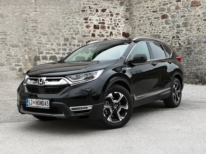 Hibridni CR-V prepoznate zgolj po napisih hybrid na bokih in zadku, sicer je enak kot bencinski. FOTO: Gregor Pucelj