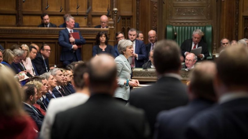 Fotografija: Theresa May se bo umaknila s položaja britanske premierke, če bodo njeni kritiki iz konservativnih vrst na prihajajočem tretjem glasovanju podprli sporni ločitveni sporazum. FOTO: Reuters