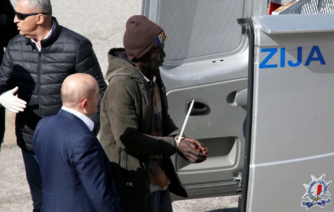 Migrante, osumljene prevzema ladje, so po pristanku vklenjene odpeljali v zapor. FOTO: Darrin Zammit Lupi/Reuters