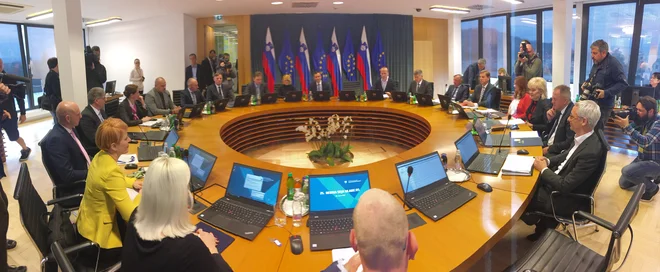 Vsak evro, ki ga bo delodajalec namenil za regres, bo delojemalec dobil na svoj račun, država se je odpovedala dohodnini in prispevkom, je po seji vlade poudaril Bertoncelj. FOTO: Jože Suhadolnik/Delo