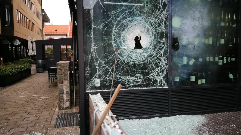 Fotografija: Kot je razvidno tudi iz fotografij, je razbito steklo na vzhodni strani restavracije Rožmarin zelo očitno. Policisti so zjutraj s trakom ogradili ulico med Gosposko in Vetrinjsko zaradi škode, ki jo je domnevno povzročilo eksplozivno telo.
FOTO: Tadej Regent