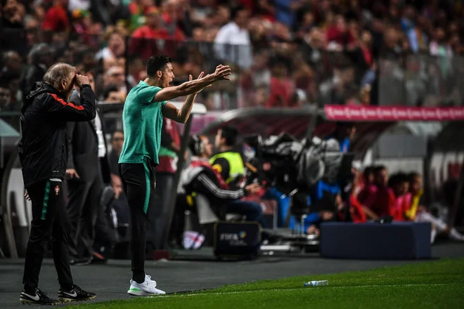 Portugalec Cristiano Ronaldo je po odhodu z igrišča zaradi poškodbe dvoboj proti Srbiji v podobnem slogu kot na euru pred tremi leti spodbujal moštvo ob igrišču. FOTO: AFP