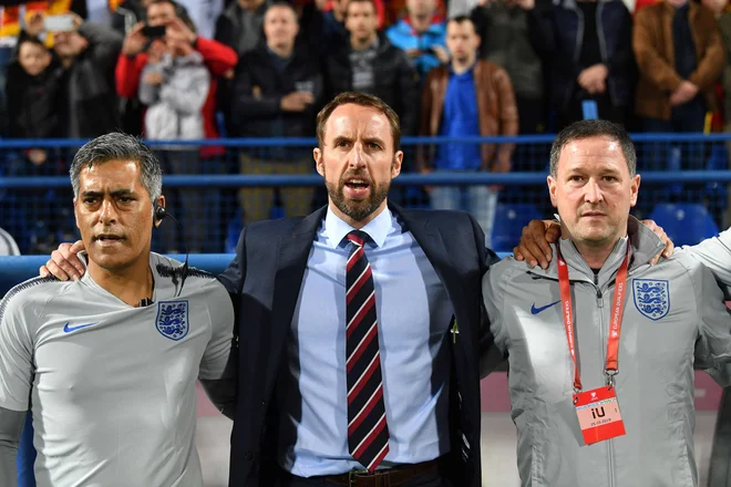 Gareth Southgate (v sredini) je odlično povezal mlado angleško moštvo. FOTO: AFP