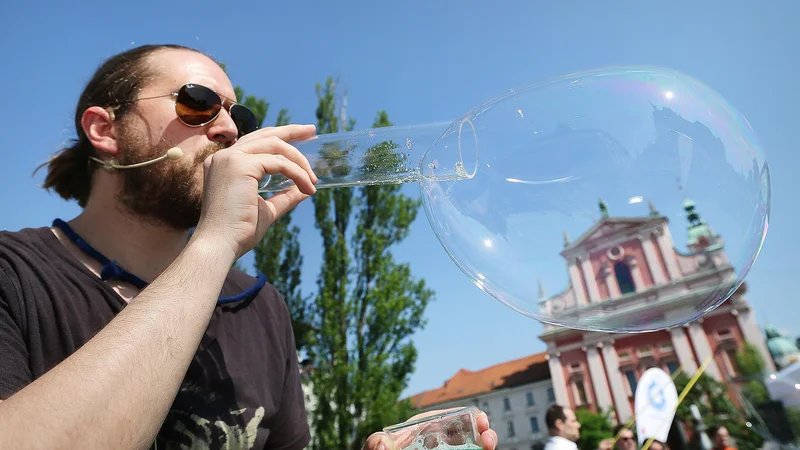 Fotografija: Prizor z Znanstivala na ljubljanskem Tromostovju FOTO Jože Suhadolnik