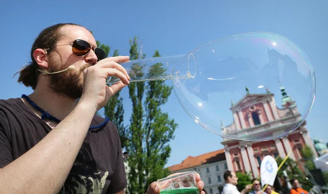 Prizor z Znanstivala na ljubljanskem Tromostovju FOTO Jože Suhadolnik