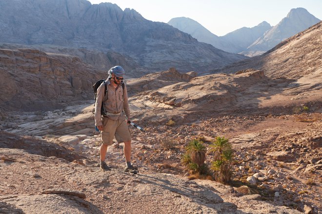 Dr. Jan Ciglenečki v Wadi Naqqatu, kjer je kot vodja odprave našel meniške celice iz puščavniške naselbine iz domnevno 4. stoletja našega štetja. FOTO: Matjaž Kačičnik