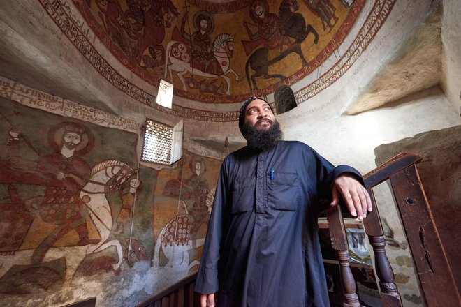 Oče Ignacij, naš vodič po samostanu sv. Pavla v Vzhodni puščavi ob Rdečem morju. FOTO:Matjaž Kačičnik