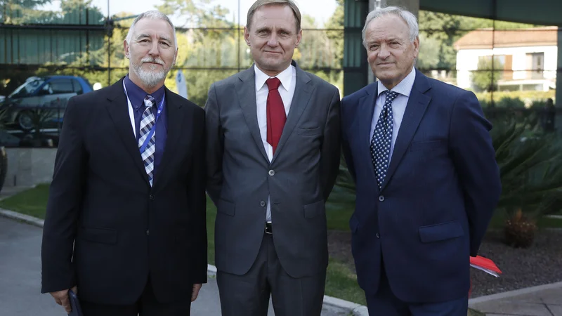Fotografija: Samo Peter Medved (na sredini) je odstopil s funkcije predsednika sekcije gradbincev pri Inženirski zbornici. FOTO: Leon Vidic/Delo